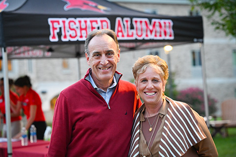 Donors stand in front of a Fisher alumni sign.